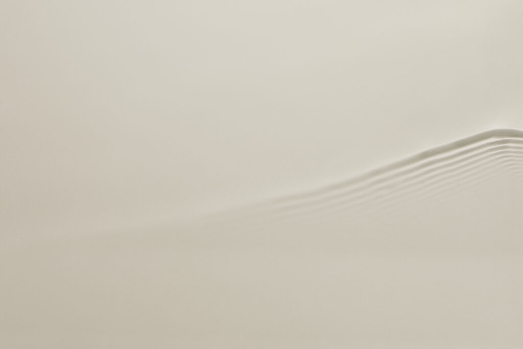 Minimalistische abstracte afbeelding met subtiele lijnen als metafoor voor beginnende prikkelbelasting