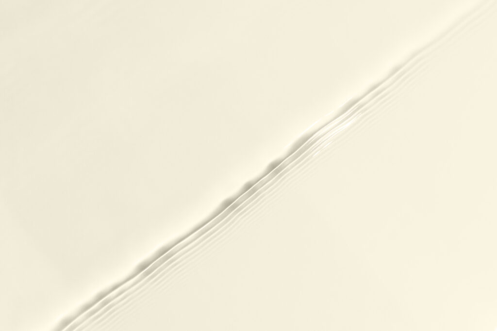Zachte beige achtergrond met subtiele golvende lijnen die structuur en gelaagdheid suggereren