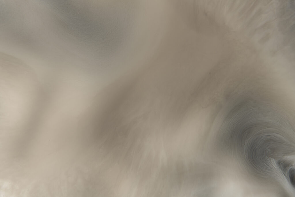 Zachte abstracte, licht troebele textuur met subtiele vervorming, als visuele metafoor voor mentale belasting en overprikkeling.
